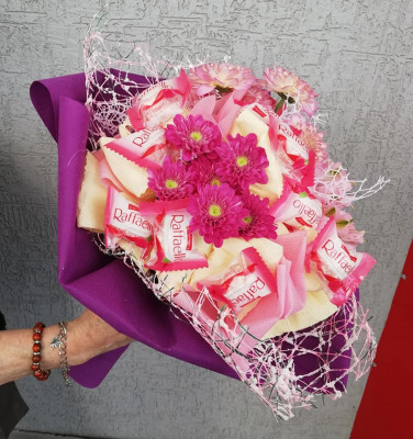 Подаръци и Фолиеви балони ПОДАРЪЦИ-допълнение към цветята Букет от Бонбони